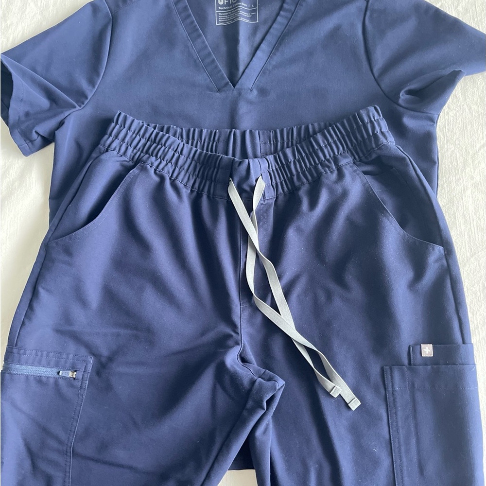 Figs Casma Three-Pocket Scrub Top & High Waisted Dowa Scrub Pants